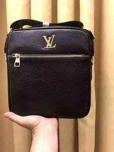 El bolso cruzado exclusivo para hombres está hecho de piel de vaca original importada y una bolsa de