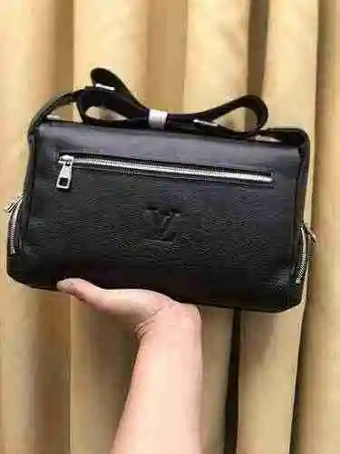 El bolso cruzado exclusivo para hombre está hecho de piel de vaca original importada y es una bolsa 