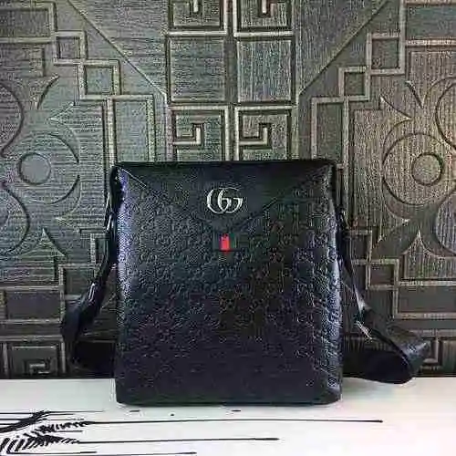 El bolso cruzado exclusivo para hombres está hecho de piel de vaca original importada y una bolsa de