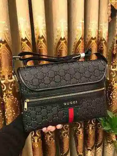 El bolso cruzado para hombre está hecho de piel de vaca original importada y una bolsa de regalo de 
