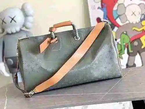 La bolsa de viaje exclusiva para hombres está hecha de lona original importada de primer nivel y una
