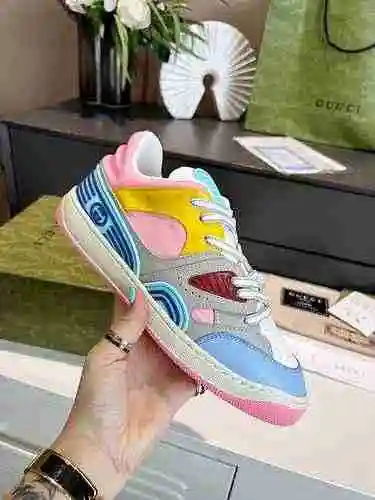 Código de pareja GUCCI: 0421C60 Talla: Mujer 35-40 Hombre 39-45