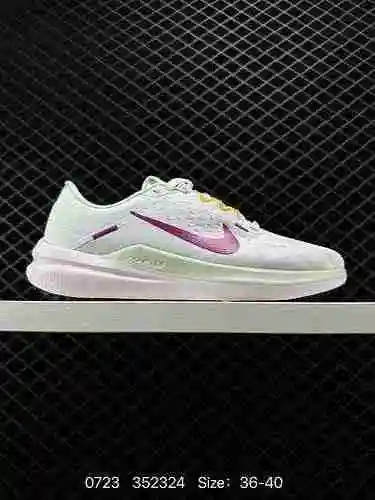 Las zapatillas para correr Nike Air Zoom Winflo Lunar cuentan con una malla mejorada y un diseño de 