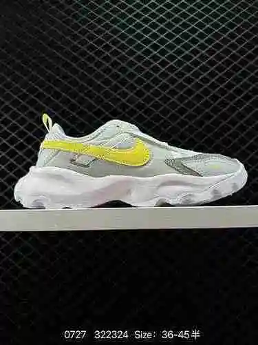 El popular artículo de las 2 Nike TC 79 presenta correas y ganchos entrelazados, así como su enrutam