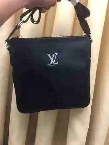 El bolso cruzado exclusivo para hombres está hecho de piel de vaca original importada y una bolsa de
