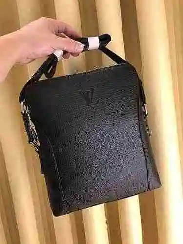El bolso cruzado exclusivo para hombres está hecho de piel de vaca original importada y una bolsa de