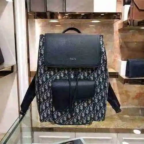La mochila para hombre está hecha de cuero original importado de primer nivel y una versión réplica 