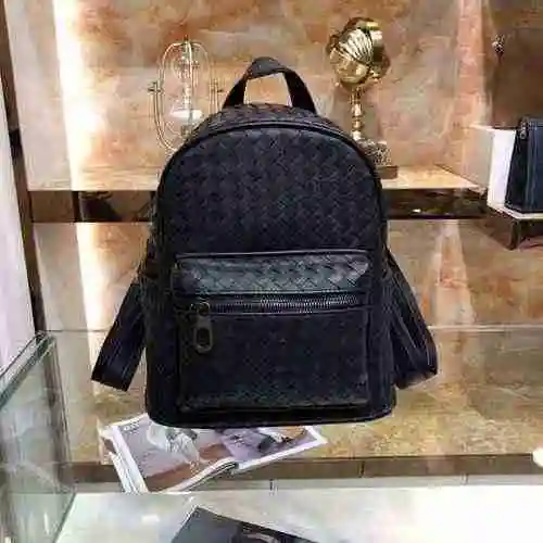 La mochila para hombre está hecha de cuero original importado de primer nivel y una versión réplica 
