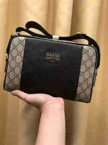 El bolso cruzado exclusivo para hombres está hecho de piel de vaca original importada y una bolsa de