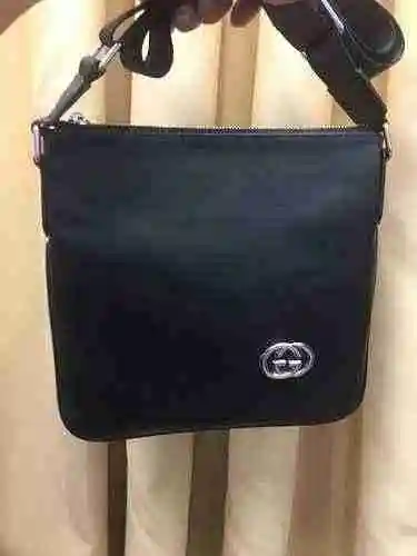 El bolso cruzado exclusivo para hombres está hecho de piel de vaca original importada y una bolsa de