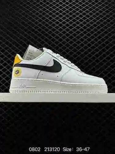 Zapatilla casual Nike Air Force '7 Air Force One de caña baja. El rendimiento de amortiguación suave