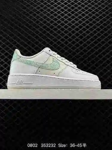 6 Zapatilla casual Nike Air Force '7 Air Force One de caña baja. El rendimiento de amortiguación sua
