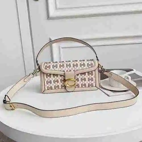 El bolso cruzado está hecho de cuero original importado de primer nivel y una versión réplica de alt