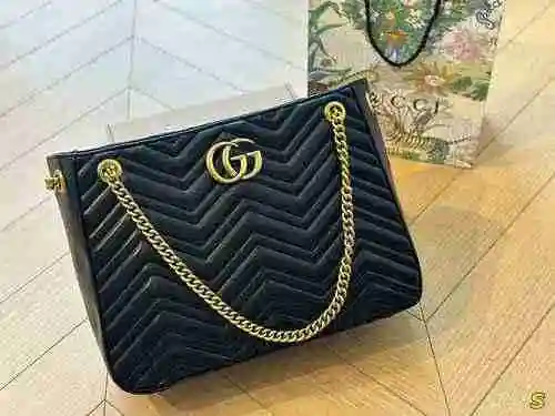 El bolso bandolera está hecho de piel de vaca original importada, con una bolsa de regalo de entrega