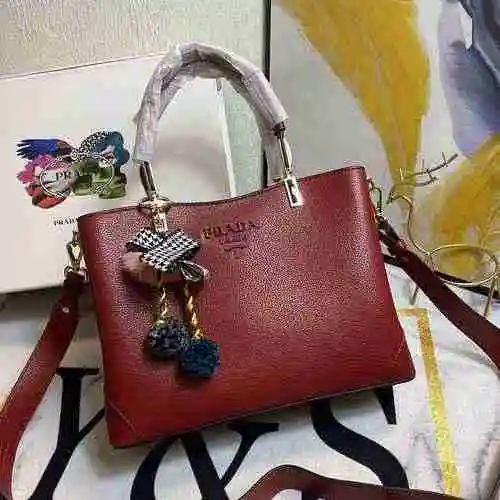 El bolso está hecho de piel de vaca original importada, con una bolsa de regalo de entrega de alta c