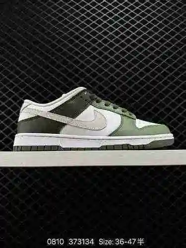 Las zapatillas clásicas y versátiles de la serie Nike Dunk Low SB cuentan con un relleno grueso en l