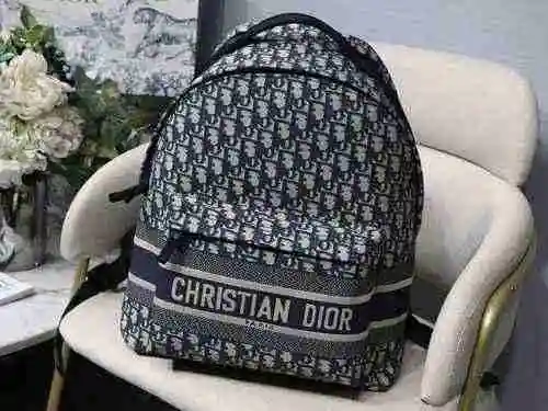 La mochila adopta cuero original importado de alto nivel y una réplica de alta gama para la bolsa de
