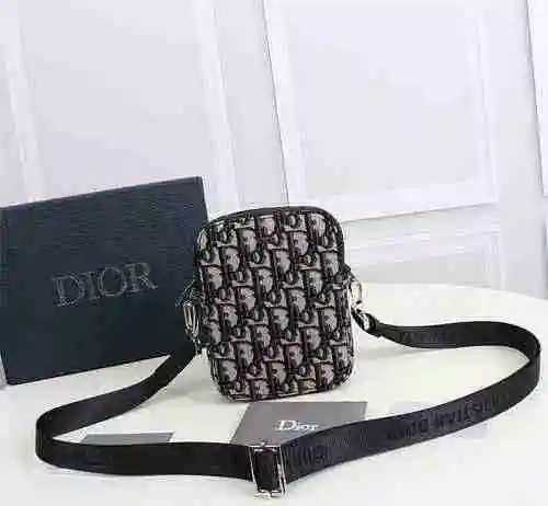 El bolso cruzado para hombre está hecho de cuero original importado de primer nivel y una versión ré