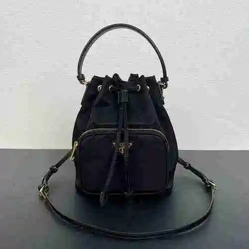 La bolsa tipo cubo está hecha de material de nailon importado, con una bolsa de regalo de entrega de