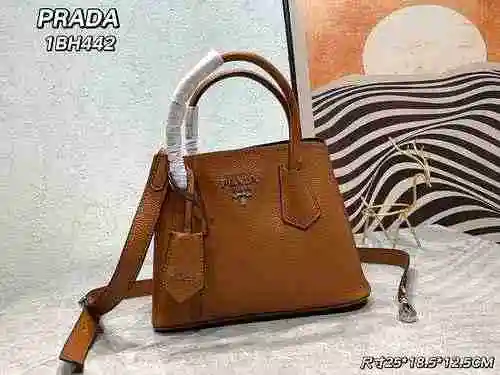 El bolso está hecho de piel de vaca original importada, con una bolsa de regalo de entrega de alta c