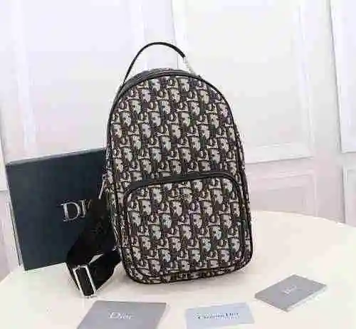 El bolso de pecho exclusivo para hombres está hecho de cuero original importado de primer nivel y un