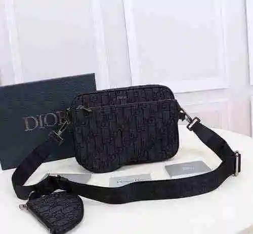 El bolso cruzado para hombre está hecho de cuero original importado de primer nivel y una versión ré