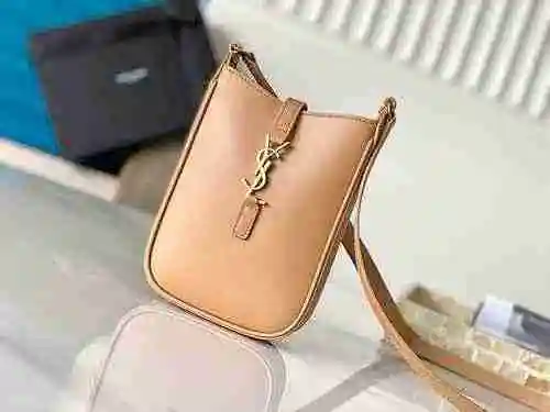 La bolsa para teléfono móvil YSL Saint Laurent adopta cuero original importado de primer nivel y una