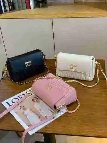El bolso cruzado está hecho de piel de vaca original importada, con una bolsa de regalo de entrega d