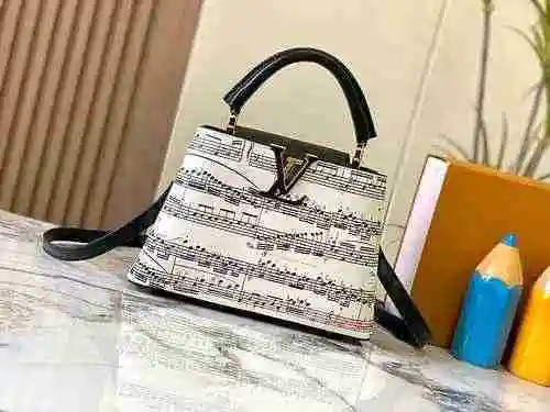 El bolso está hecho de piel de vaca original importada, con una bolsa de regalo de entrega de alta c