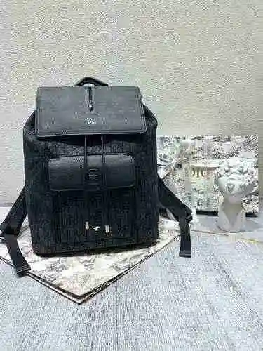 La mochila para hombre está hecha de cuero original importado de primer nivel y una versión réplica 
