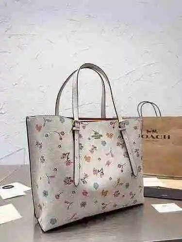 La bolsa de compras está hecha de piel de vaca original importada y una bolsa de regalo de entrega d