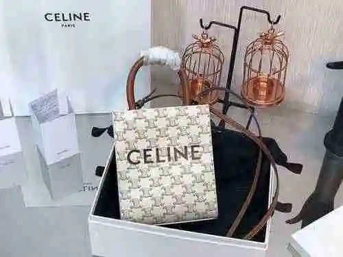 El bolso está hecho de material de lona importado, con una bolsa de regalo de entrega de alta calida