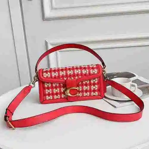El bolso cruzado está hecho de cuero original importado de primer nivel y una versión réplica de alt