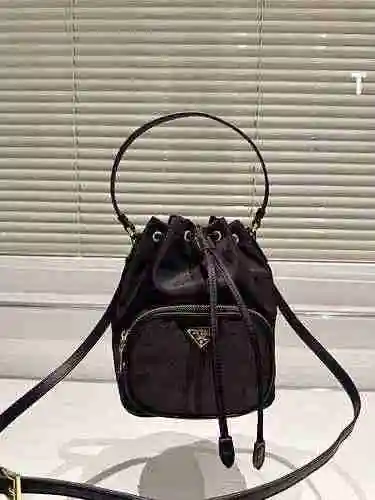 La bolsa tipo cubo está hecha de material de nailon importado, con una bolsa de regalo de entrega de