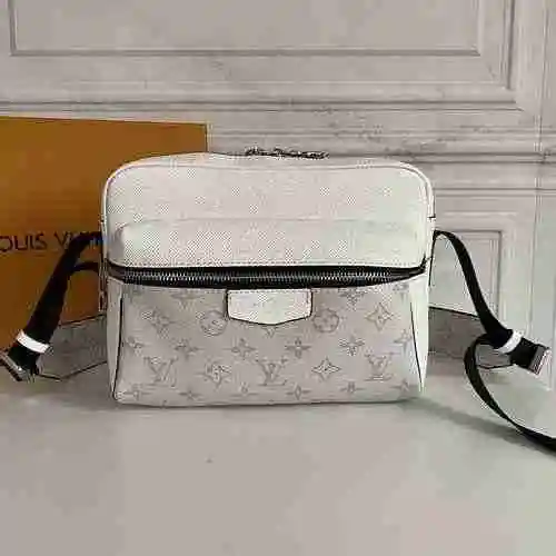 El bolso cruzado para hombre está hecho de material de lona importado, con una bolsa de regalo de en