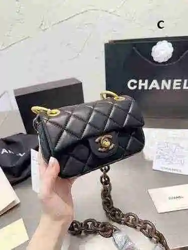 El bolso de cadena está hecho de piel de vaca original importada, con una bolsa de regalo de entrega