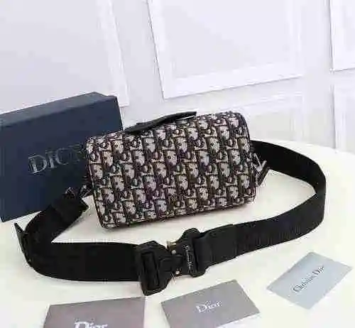 El bolso cruzado para hombre está hecho de cuero original importado de primer nivel y una versión ré
