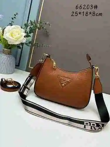 El bolso bandolera está hecho de piel de vaca original importada, con una bolsa de regalo de entrega