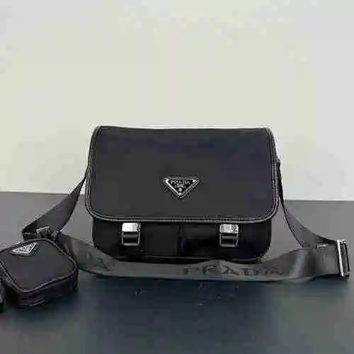 La bolsa de mensajería está hecha de material de nailon importado y es de alta calidad para la entre