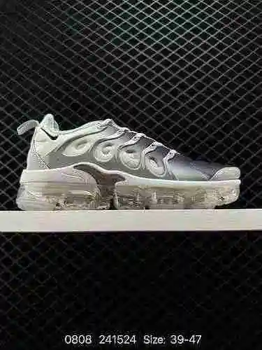 Con 2 combinaciones de colores clásicas, la nueva unidad de vapor Nike Air Vapormax Plus es versátil