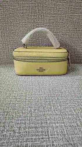 La bolsa tipo caja está hecha de piel de vaca original importada y una bolsa de regalo de entrega de