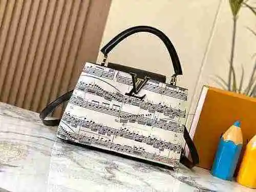 El bolso está hecho de piel de vaca original importada, con una bolsa de regalo de entrega de alta c