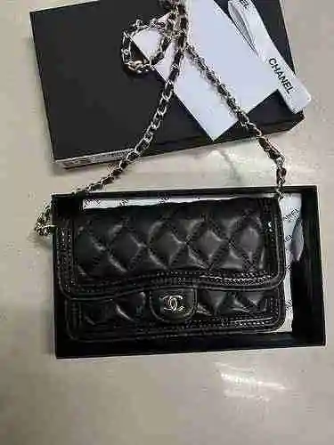 La bolsa de cadena está hecha de piel de oveja original importada con factura de bolsa de regalo de 