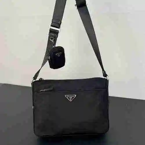 El bolso de hombro está hecho de material de nailon importado, con una bolsa de regalo de entrega de
