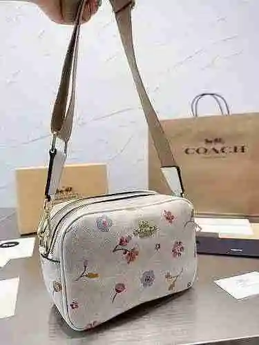 El bolso cruzado está hecho de piel de vaca original importada, con una bolsa de regalo de entrega d