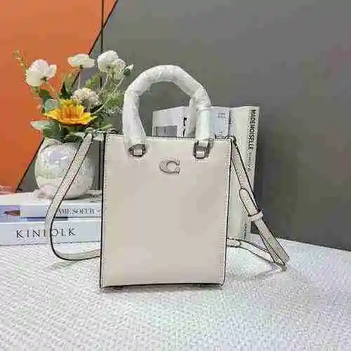 La pequeña bolsa para partituras de piano está hecha de piel de vaca original importada y una bolsa 