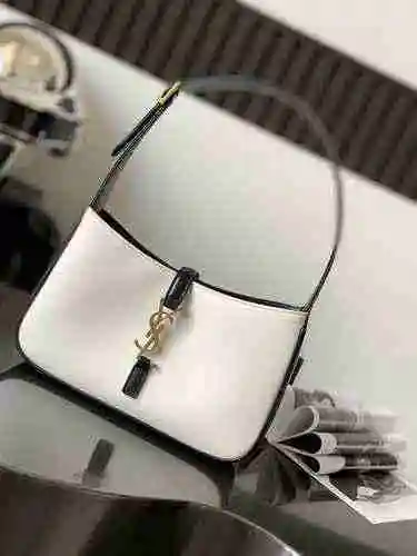 El bolso para axilas YSL Saint Laurent está hecho de cuero original importado de primer nivel y una 