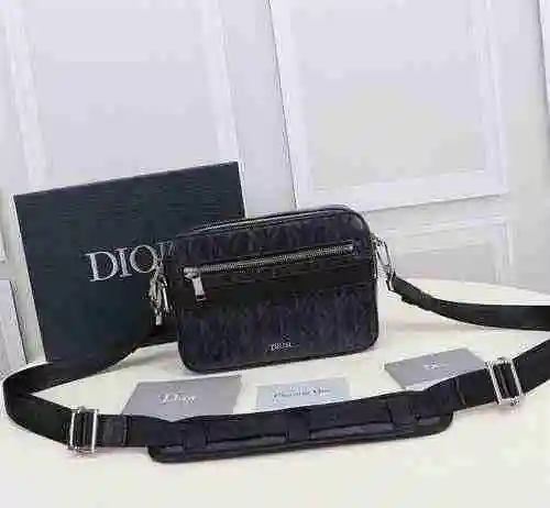 El bolso cruzado para hombre está hecho de cuero original importado de primer nivel y una versión ré