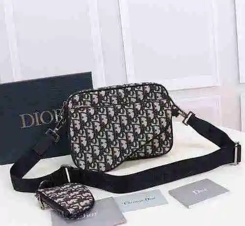 El bolso cruzado para hombre está hecho de cuero original importado de primer nivel y una versión ré