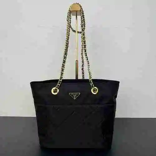 El bolso de hombro está hecho de material de nailon importado, con una bolsa de regalo de entrega de